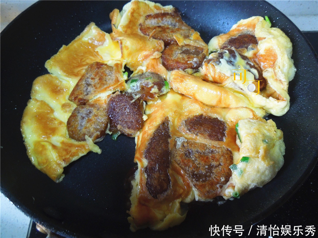 根葱|家里的粽子别再蘸糖吃了,换个吃法,2只鸡蛋1根葱,煎一煎太香了