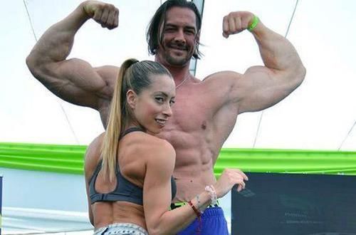 泰伦|男子身高接近2米, 锻炼出一身健美肌肉, 也因此实现了梦想!