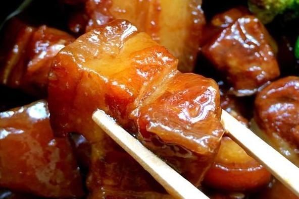 肉块|红烧肉怎么做才香软好吃？牢记“4窍门”，肉香不柴，无油腻感