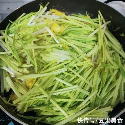 这道家喻户晓的蒜苗炒鸡蛋是怎么做的呢？