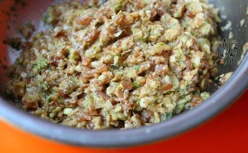 饺子|调白菜馅儿时,记住“2不放”要点,饺子鲜香细嫩,美味多汁