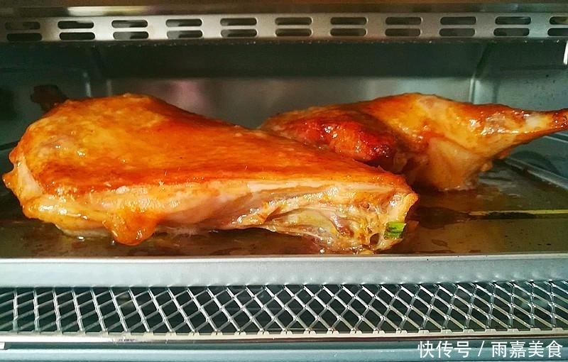 做法|别再买烤鸭了,教你简单做法,比烤鸭店更香,太馋人了