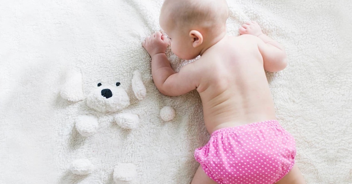 新生儿|新生儿的皮肤特别娇嫩，父母帮孩子洗澡时，要保护好新生儿的皮肤