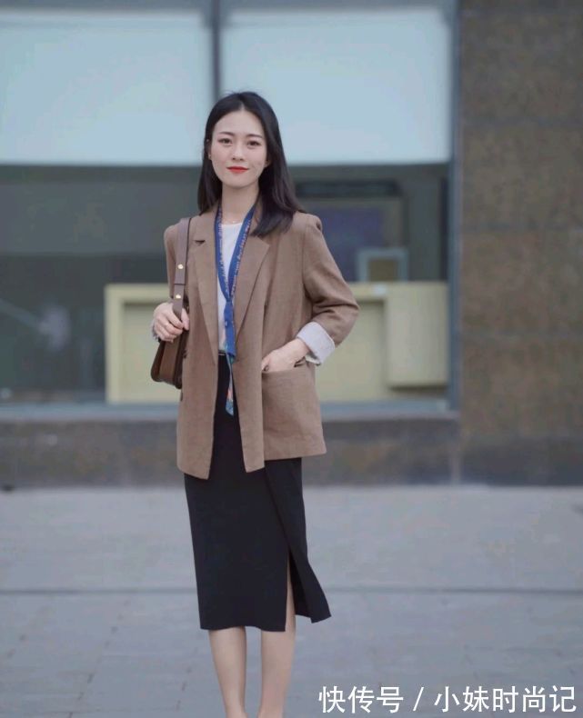 波点|成熟女人的早秋穿搭如何搭配?可以选择简约款,呈现出优雅大方