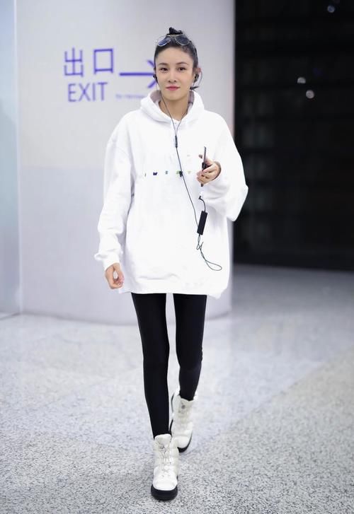 别用裙子配卫衣了！今年流行“卫衣+裤子”，特有范，小个子也爱