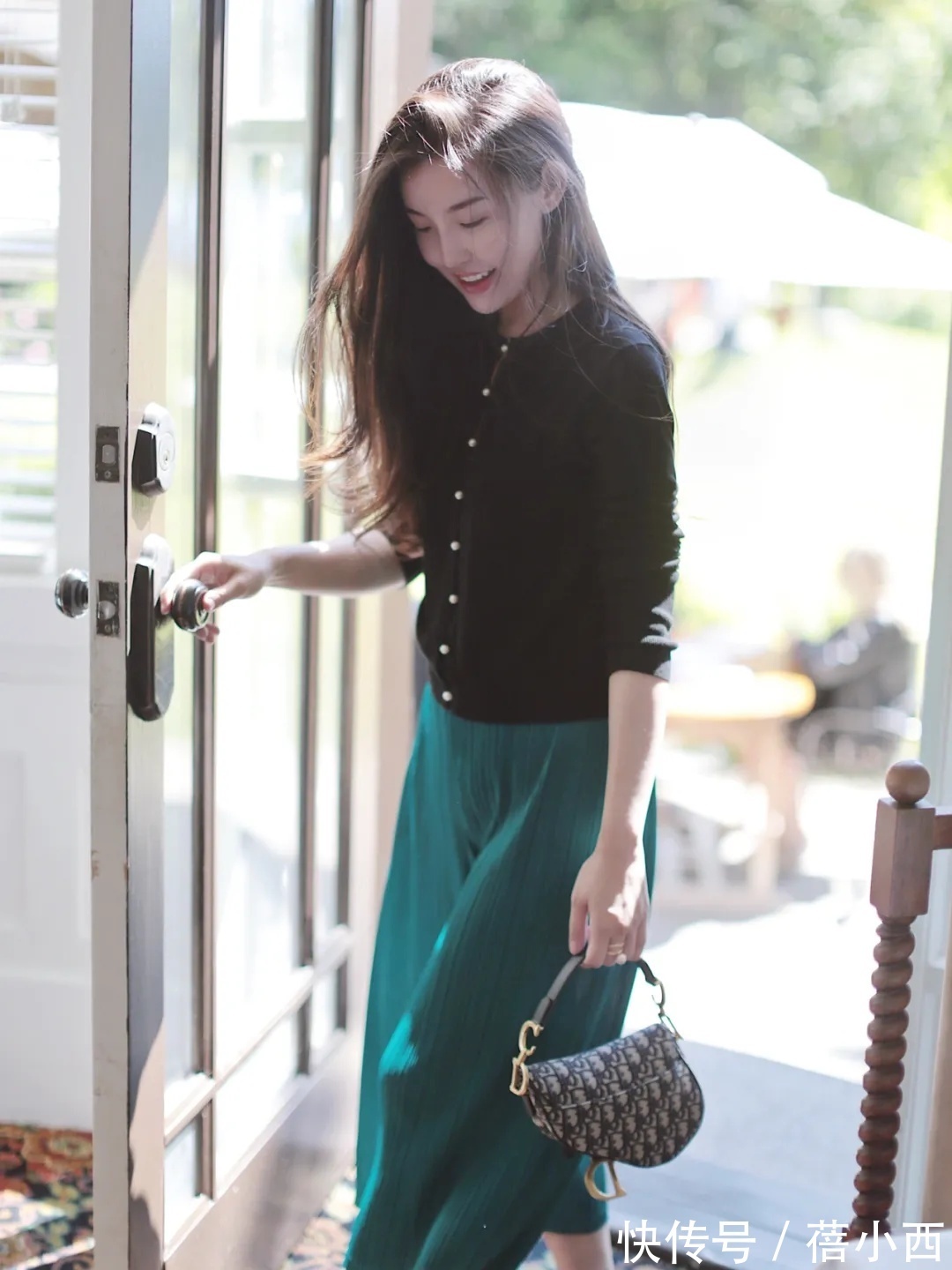 小姐姐|秋天建议30+女性多穿“黑色针织衫”,搭配半身裙,优雅到骨子里