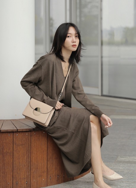 牛仔裤|人手一件的针织衫这样穿,保暖还高级,气质女神专属