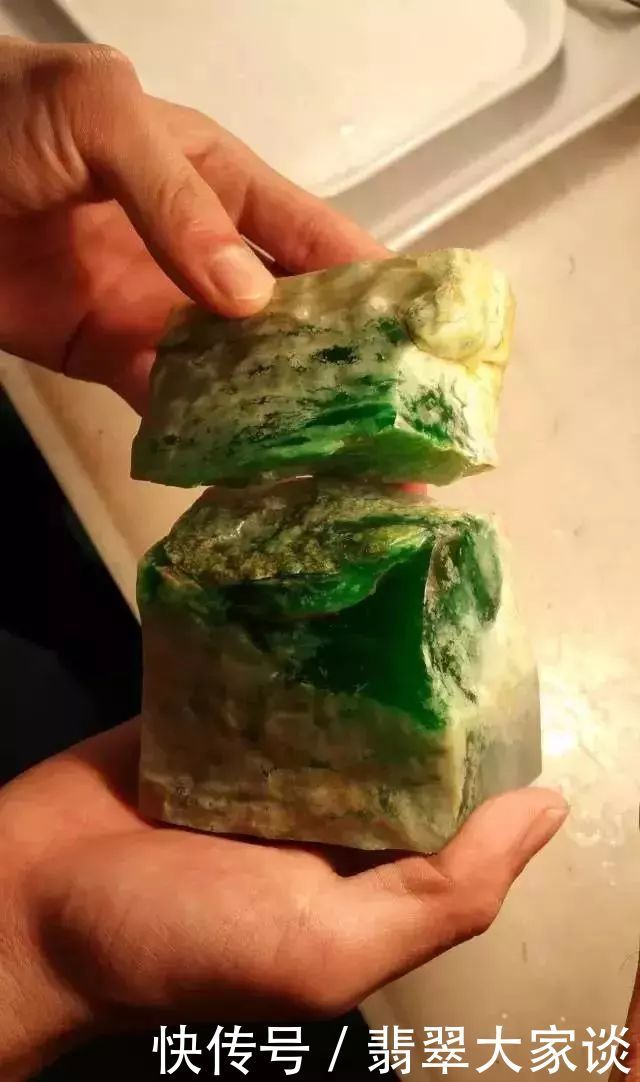 赌石|赌石实战:十年前买的翡翠原石,切出大惊喜!