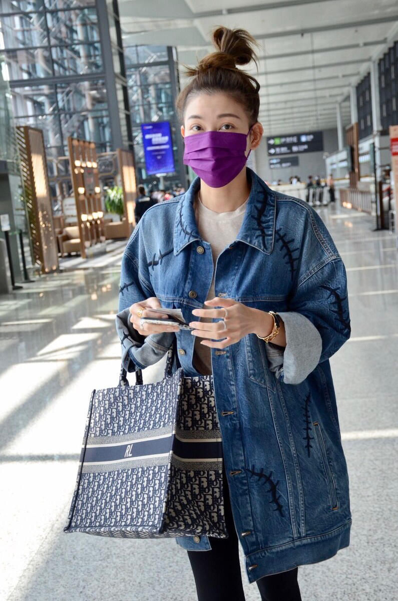 李彩桦彻底时髦了一回，长款牛仔外套配打底裤，高高丸子头太吸睛
