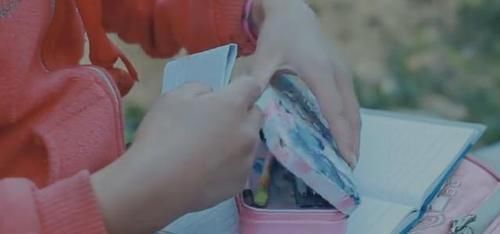 妈妈|7岁女儿半夜发高烧,嘴里却念叨文具盒坏了,妈妈打开后情绪失控