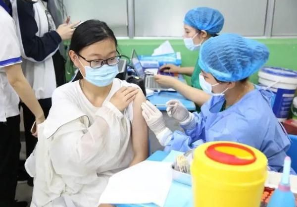 接种|河北12地开始青少年新冠疫苗接种,疾控专家提醒→