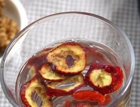 行气|山楂健胃消食都了解 但山楂与一物泡水,还可以治腰疼及高血压