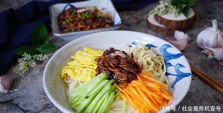 面条和茄子一起做,原来这么好吃,我家隔三岔五做,每次吃光光