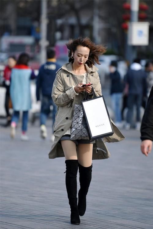 春天 风衣搭配长靴,总是能搭配,出一点小资的味道!