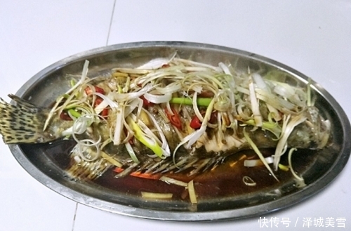 野河钓上2串鱼,既不是鲫鱼也不少鲤鱼,网友说是鳜鱼,价格贵