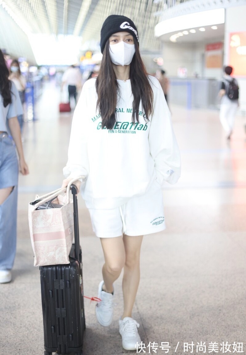 和谐感|Angelababy是怎么想的?小白鞋吊牌没折直接穿,配卫衣似小姑娘