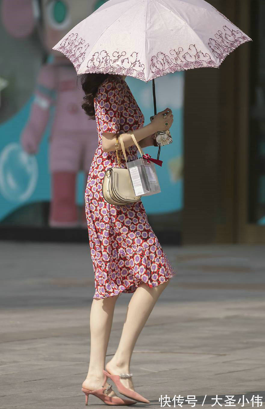 t恤 美女街拍:黑色宽松的t恤,搭配着一条紧身的牛仔半裙,精致时尚特别性感