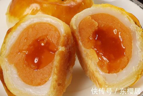 香酥可口的咸蛋黄酥,浓浓椰香,满口酥脆