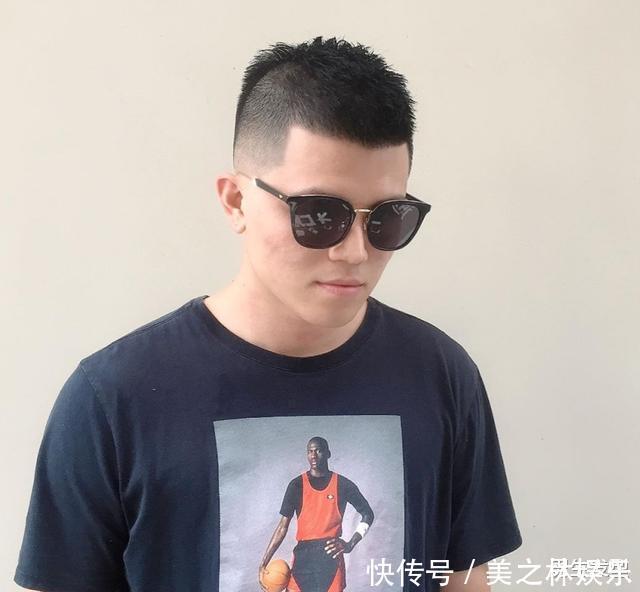 男生不要嫌弃“两边剃光,中间留长”发型,剪这几款,帅气不油腻