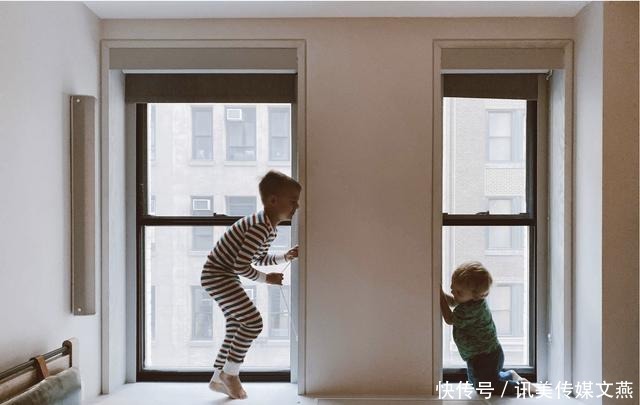 8岁男孩3次点燃商场衣服,称“感觉很好玩”,你会怎么处置?