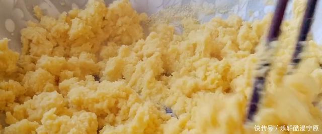 多吃粗粮好处多,用玉米面这样简单一做,无油无糖,吃着更健康