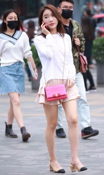 身穿|街拍:身穿紧身衣的小姐姐,身材高挑,彰显独特魅力