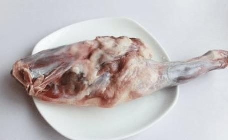 买羊腿时,买前腿还是买后腿?肉贩子告诉你,区别很大,买错后悔!