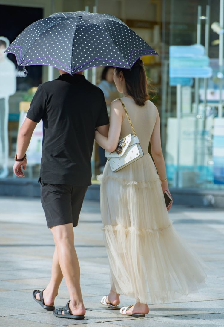 街拍:漂亮的裙装小姐姐,穿出了小仙女的气质,笑起来好美