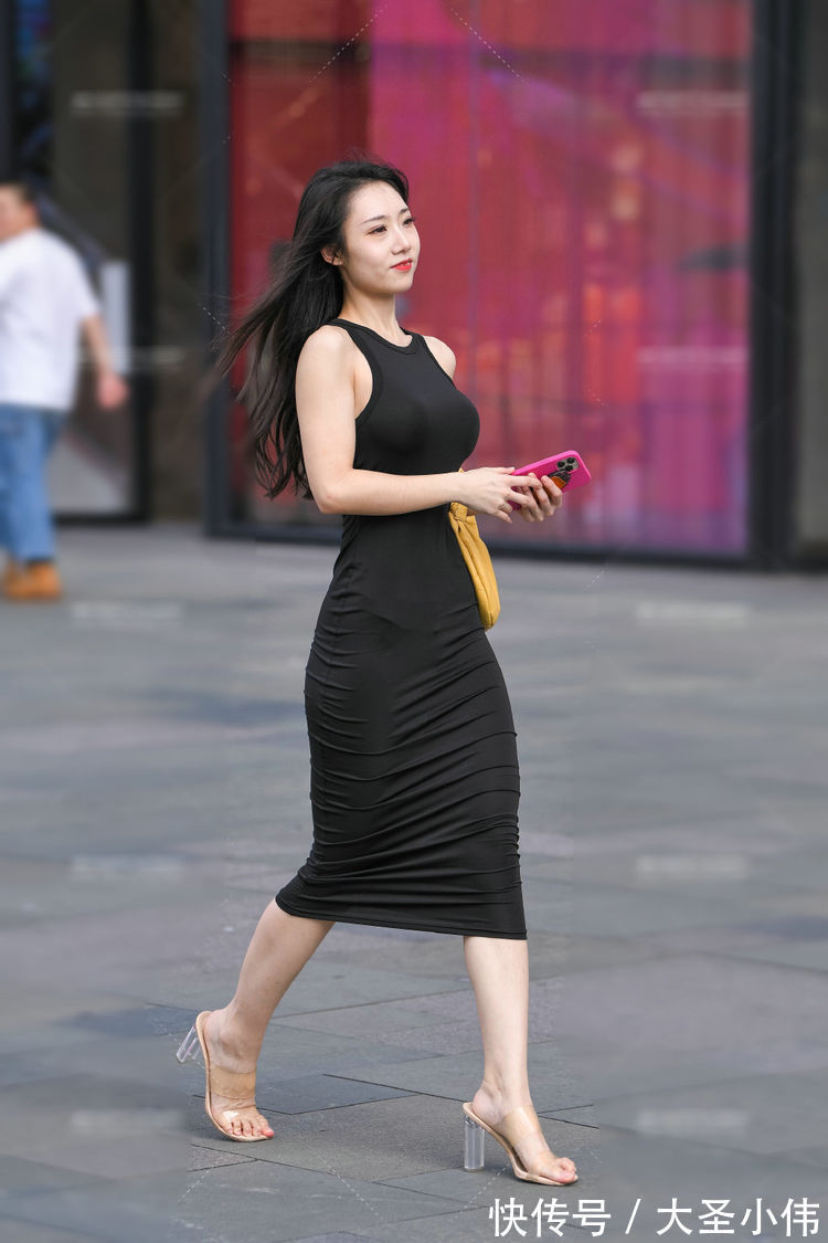 打底裤|美女街拍:连衣裙突显女性柔美的一面,整体服饰看起来更具活力,更加的迷人