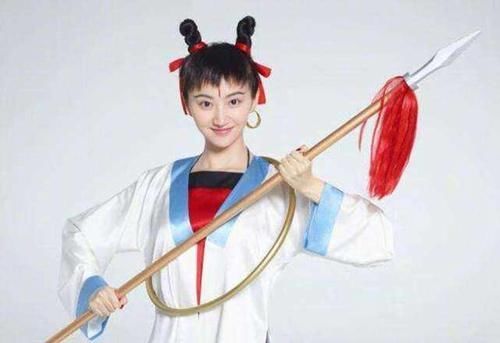 刺中|古代长枪上为何要挂红缨并非为了好看，等刺中敌人的时候就懂了