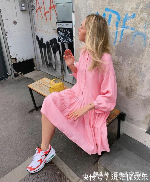 饱和度|过了四十岁的女人,衣柜里这5种颜色衣服别再穿了,显老还掉档次