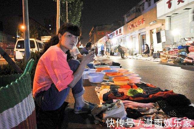 摊位费|摆地摊开放了,费用、房租几乎为零,那日后商铺是否无人开