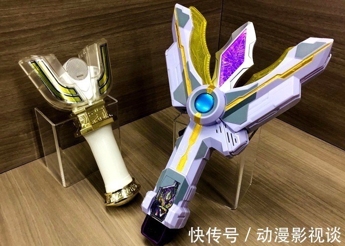 黑暗奥特曼|特利迦奥特曼除了光明和黑暗变身器外,特利迦还有第三种变身器!