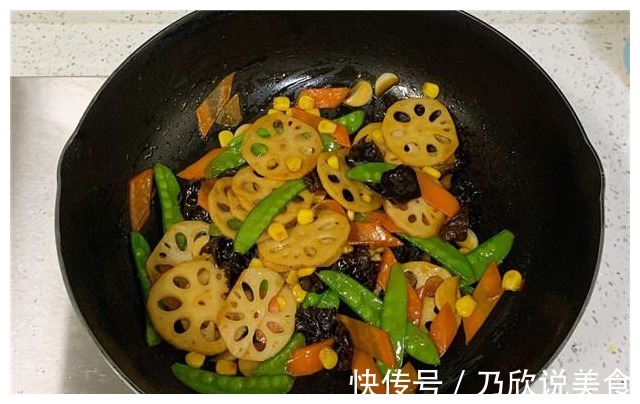 老婆坐月子没胃口,我用5种蔬菜做份小炒,出锅后她连吃两碗饭!