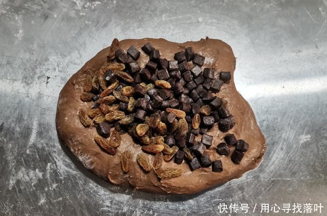  看起来|这是一款看起来很丑却很好吃的面包，双倍浓香可可面包送给你