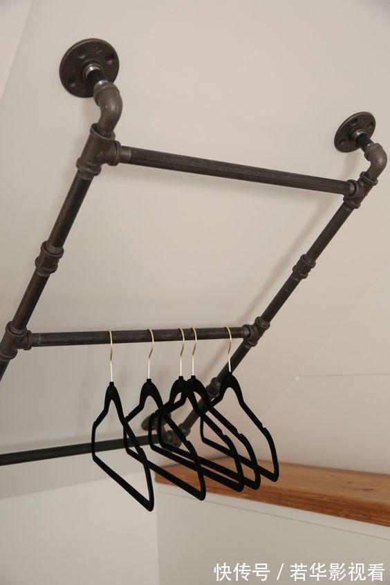 实用|衣杆上绕一圈圈钢丝，才不是多此一举，楼梯下挂衣拿放自如，实用