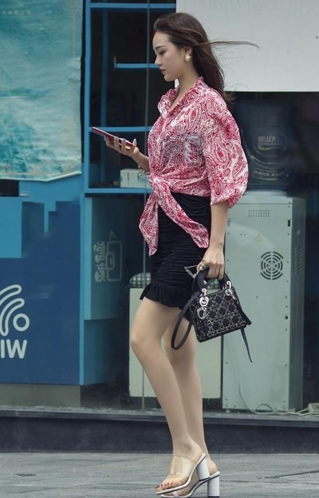 印花|街拍：红色印花衬衫，尽显女人时尚的一面
