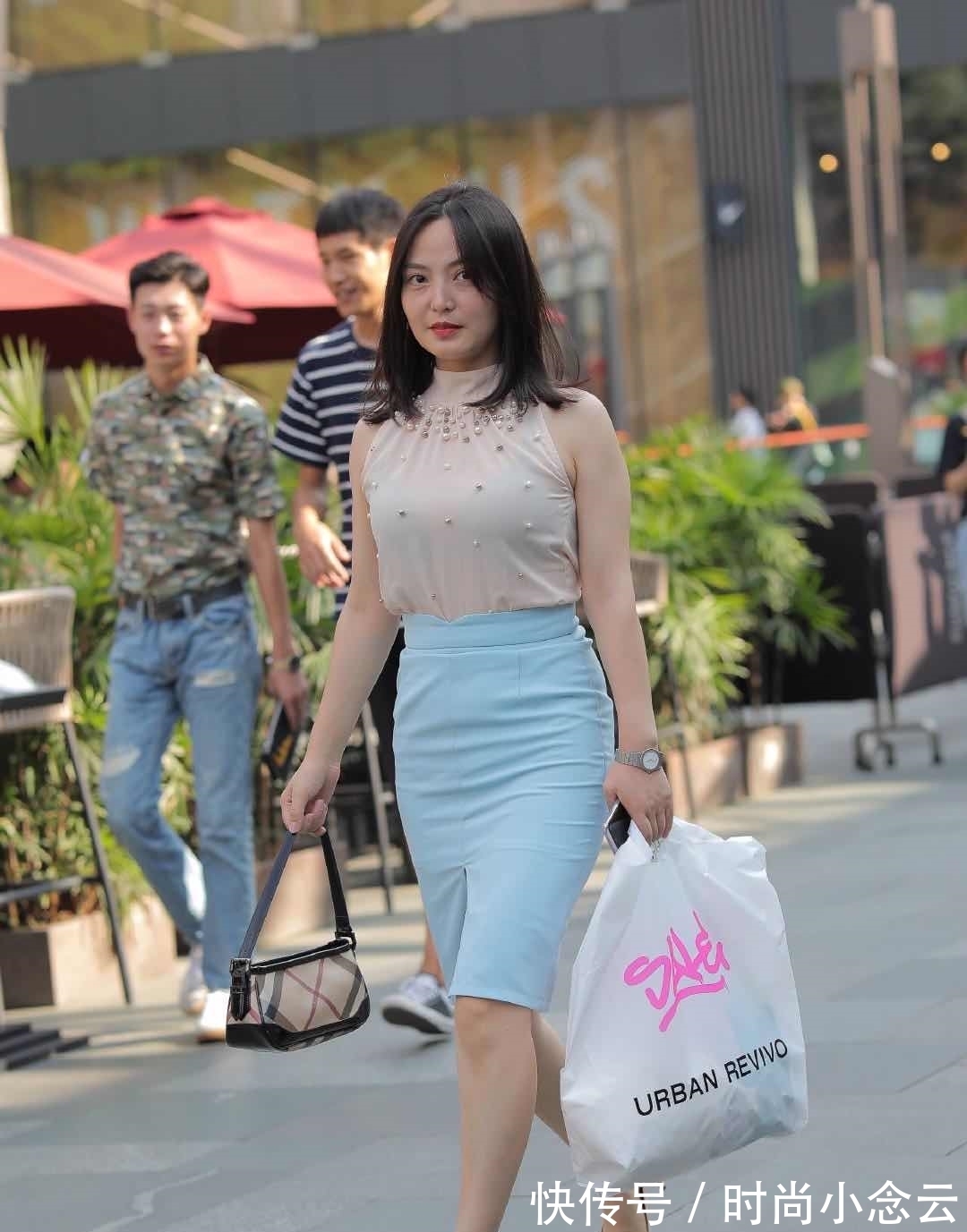 裙子|丝绸无袖T恤,搭配蓝色裙子,瞬间变得时尚感十足