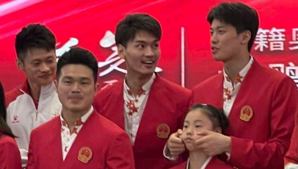 兄妹|汪顺杨倩管晨辰石智勇四人合影太搞笑了,拍出wifi队形