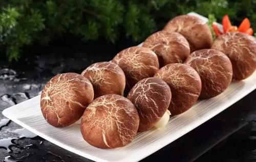 贴秋膘|买香菇时，选干香菇还是鲜香菇？大厨：营养口感差别挺大，别选错