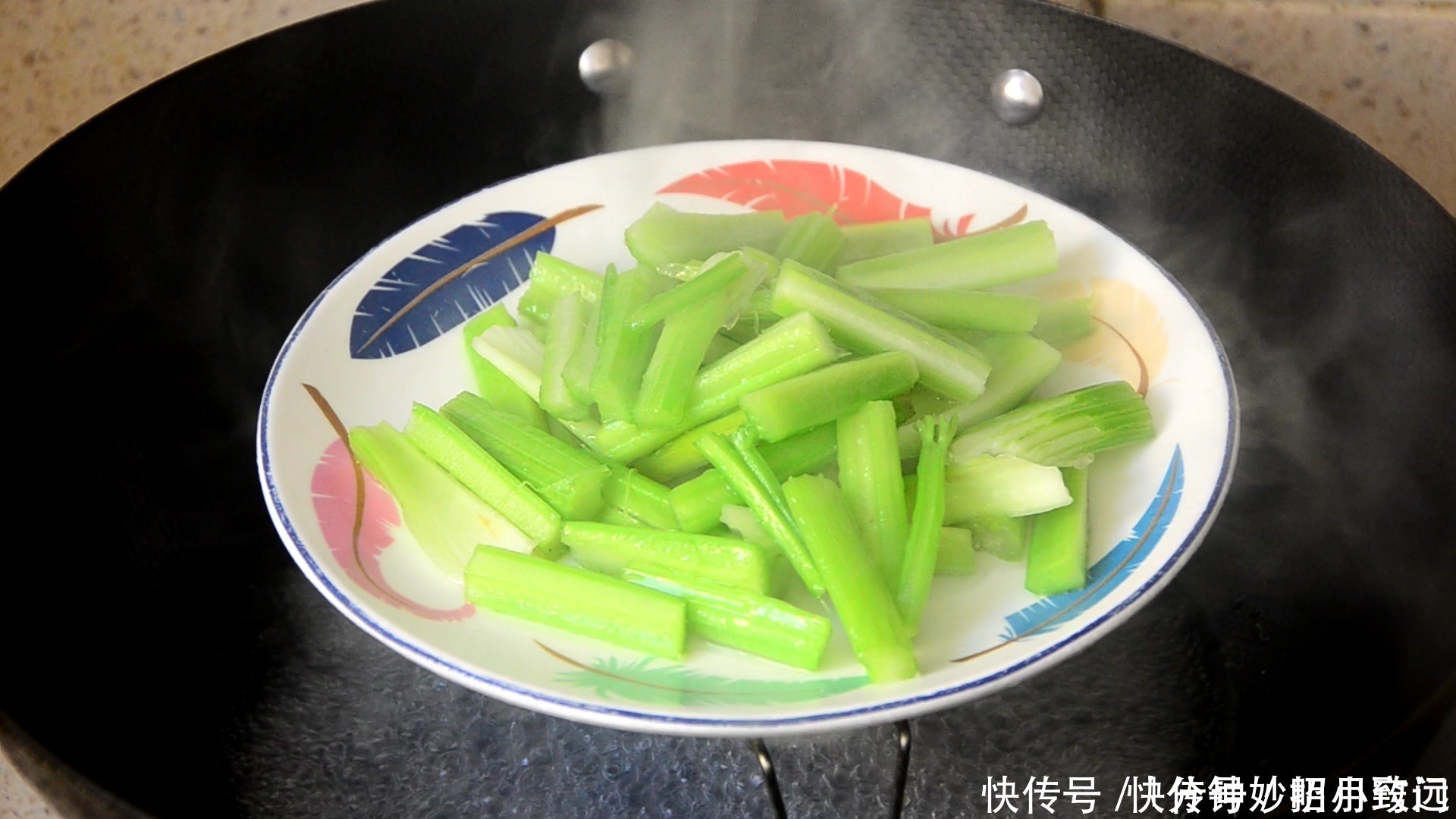 芹菜有人焯水,有人直接下锅炒,都不对,教你正确做法