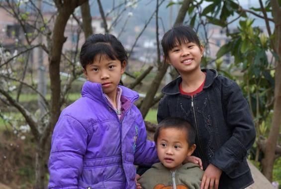 孩子|父母不在家,哥哥准备把弟弟“炖了”,用的“汤底”让人哭笑不得