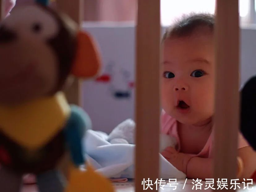 表情|萌娃喝果汁,戏精附体表情丰富,网友:完美模仿了宝爸的姿态