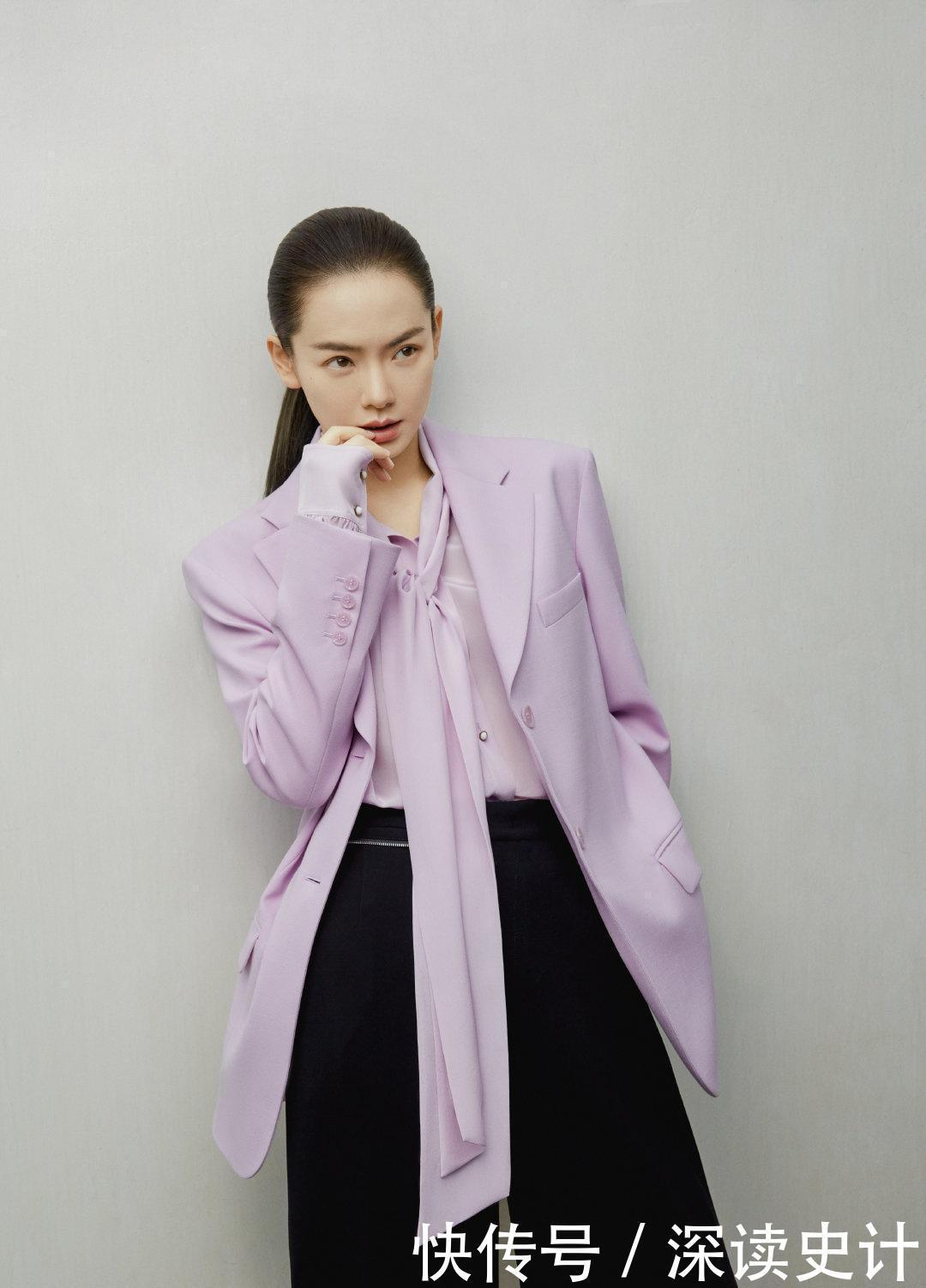 西装裙|戚薇拉离子烫真减龄，丝绒西装裙秀出白皙漫画腿，又酷又飒又养眼