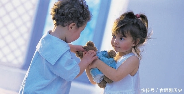 宝妈|“霸道姐姐”偷偷欺负二胎弟弟，被家长发现后迅速开溜，表情搞笑