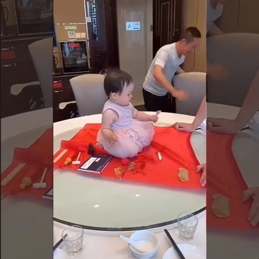 中国人|孙女周岁抓周,爷爷满怀期待,可是孙女抓到的“它”气坏了爷爷!