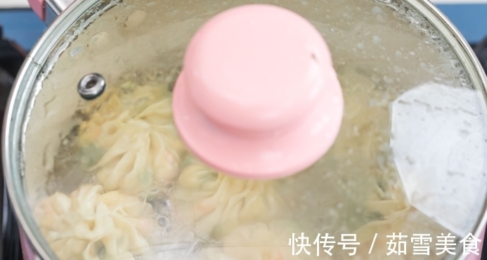 小笼包|跟我学做包子,无需和面擀皮,半小时搞定,外焦里嫩,比小笼包好