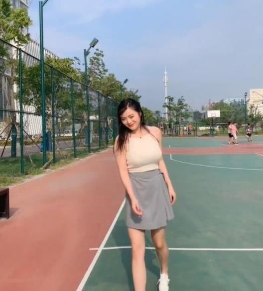 穿搭 简洁时尚的小姐姐,简约却不简单,让人一见难忘