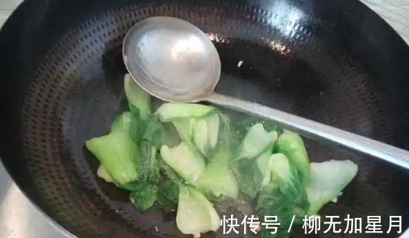 炒青菜时，不能直接下锅炒，牢记4个技巧，好看又好吃，比吃肉香！