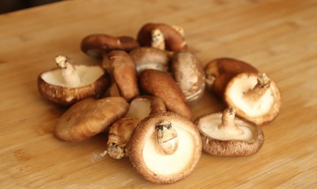 肥厚|买香菇时，挑大的还是小的好？老菜农：牢记这5点，就不会买错了